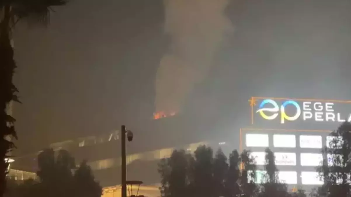 İzmir’de AVM’de yangın paniği