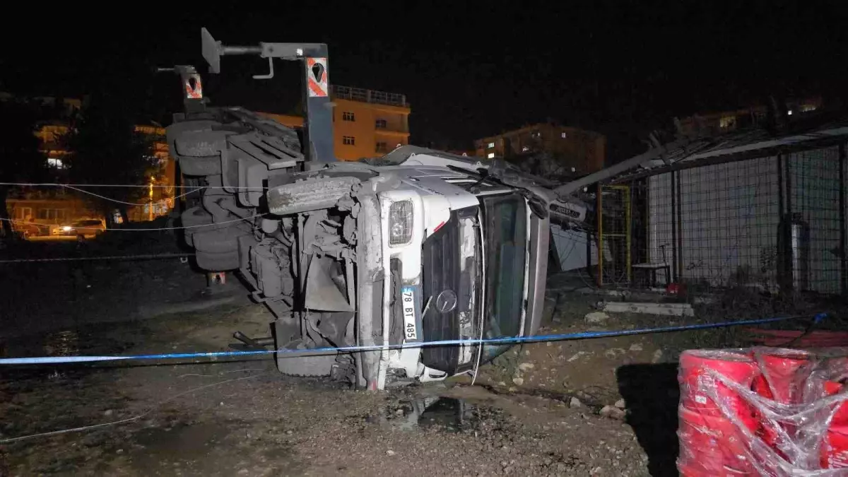 Karabük’te Vinç Devrildi, Operatör Yaralandı
