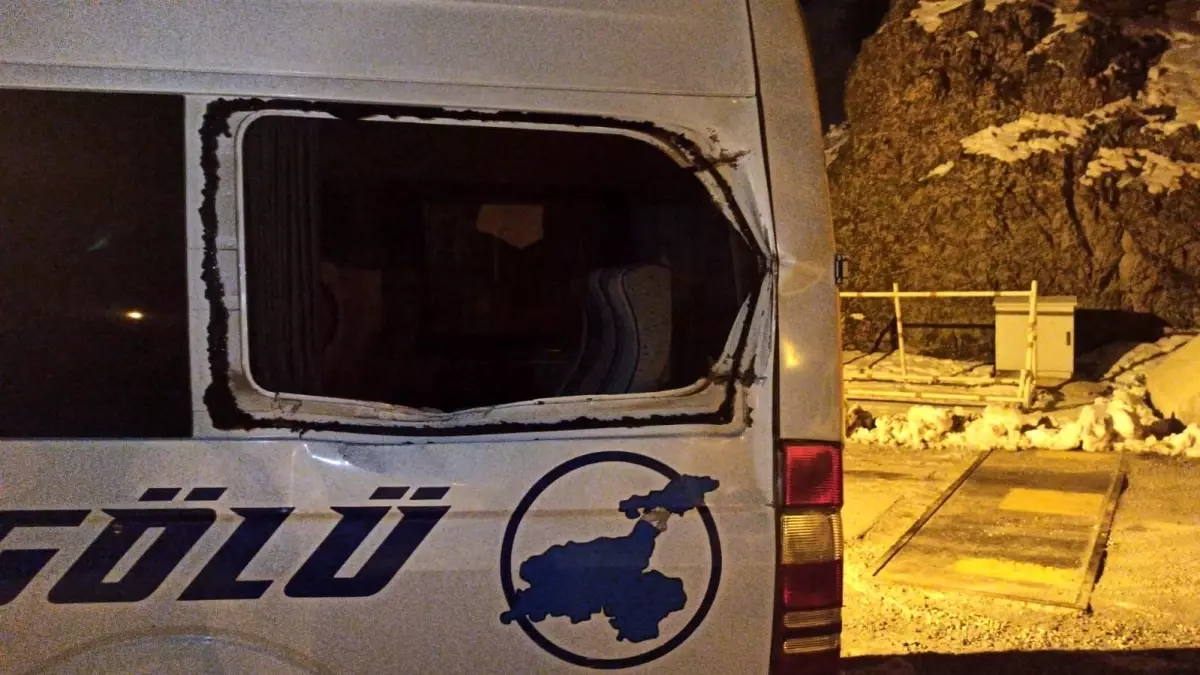 Yüksekova’da Minibüse Kaya Düştü: 12 Yaşındaki Çocuk Ağır Yaralı