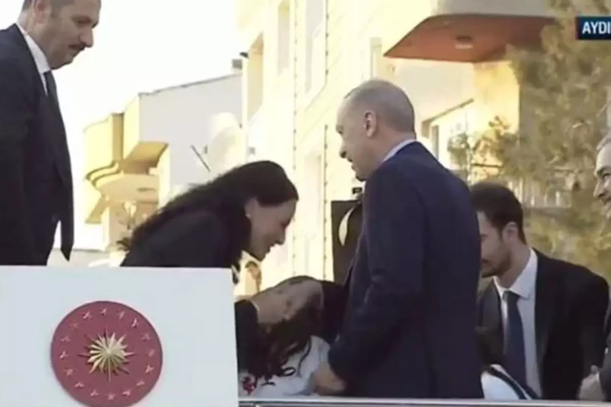Cumhurbaşkanı Erdoğan’dan elini öpen milletvekiline 200 TL harçlık