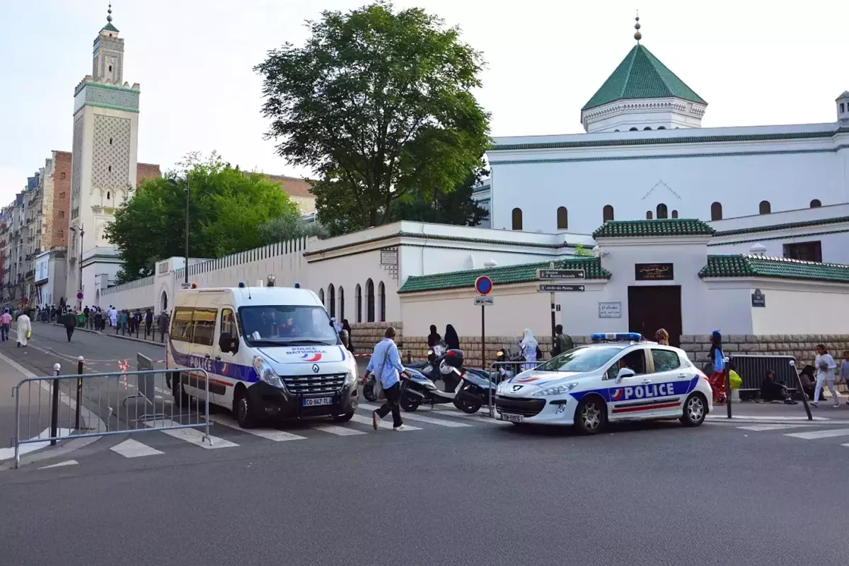 Fransa’da cami imamlarına talimat: Vive la France