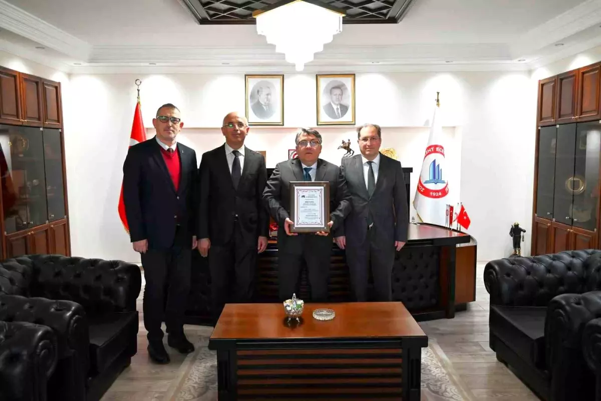 Ödül Prof. Dr. Özölçer’e