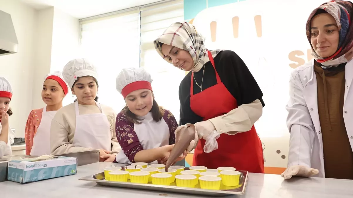 Sultangazi’de Anne ve Çocuklar için Neşeli Kekler Atölyesi