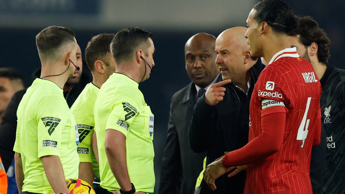 Hakem Michael Oliver’ın Arne Slot’a gösterdiği kırmızı kart olay oldu