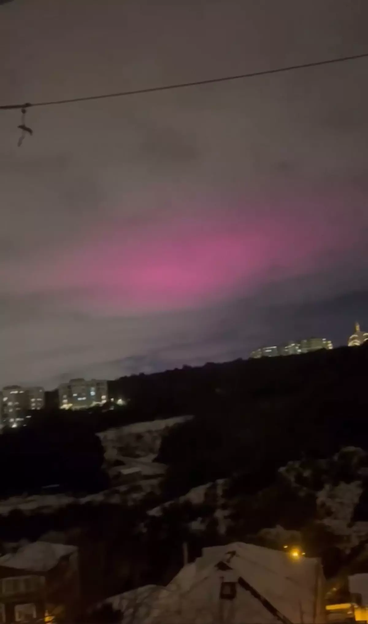 İstanbul’da Gece Gökyüzünde Pembe Bulutlar Heyecan Yarattı