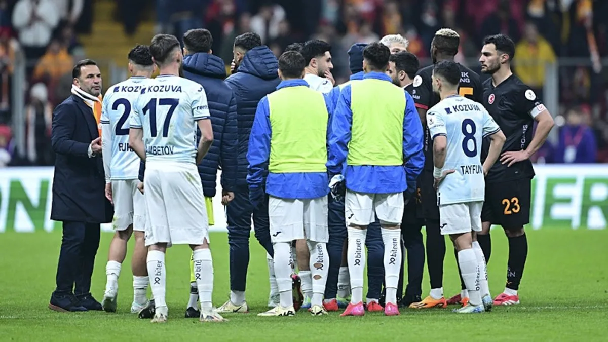 Son dakika haberi: Galatasaray – Adana Demirspor maçı yarıda kaldı! Oyuncular sahadan çekildi…