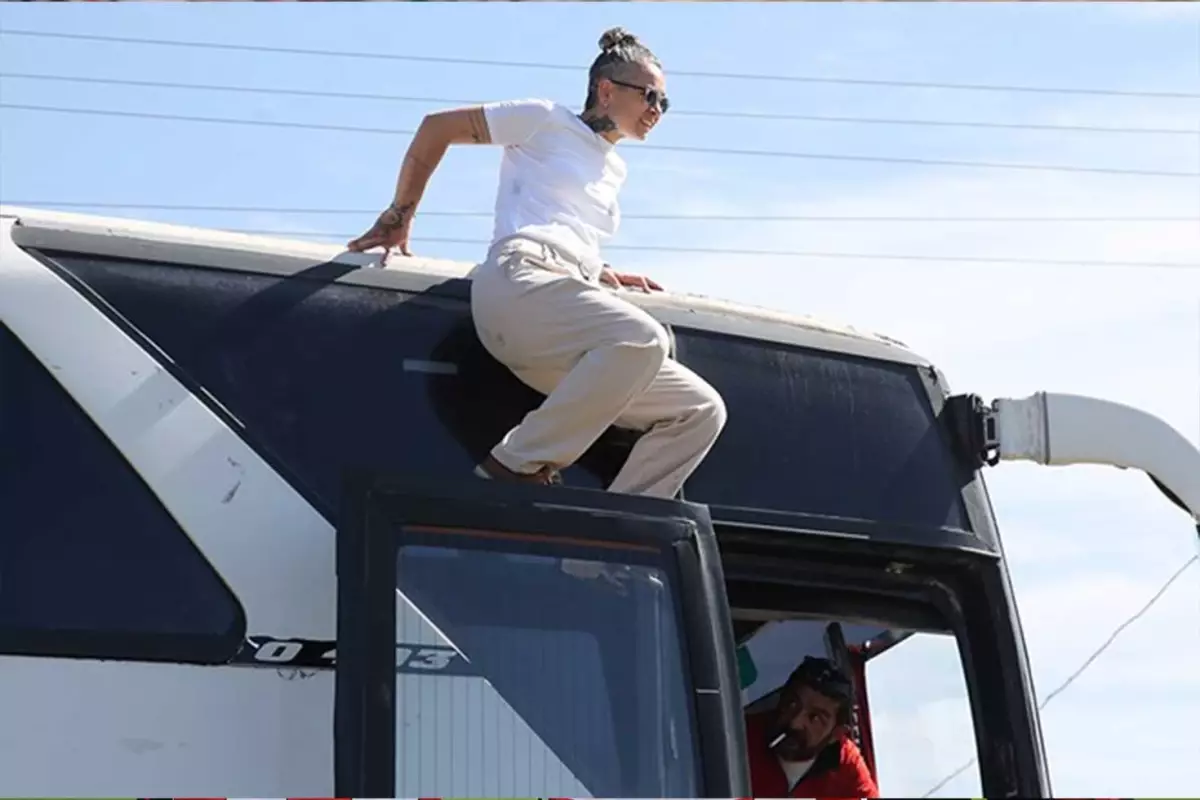 Cezalı kadın teknik direktörün maçı izlemek için bulduğu yöntem şaşırttı