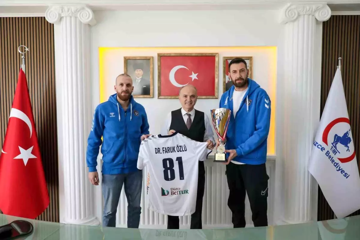 Düzce Belediyesi Voleybol Takımı, 1. Lig’e Yükselmenin Coşkusunu Yaşadı