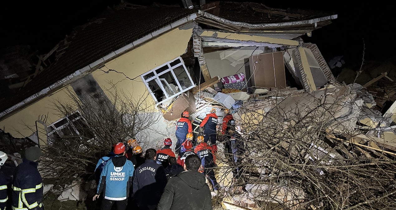 Sinop’ta heyelan faciası: 3 ev yıkıldı, 4 yaralı